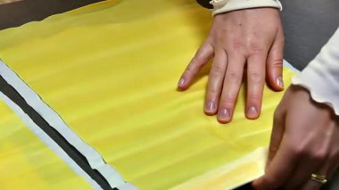 Hamuru pasta için parşömen kağıdından ayır.