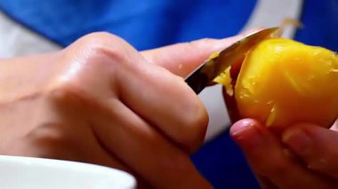 Çalıntı patatesleri elle temizlemek.