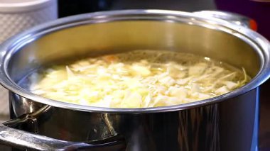 Borç çorbası yapma süreci. Karışık malzemeler, doğranmış lahana ve fasulye..