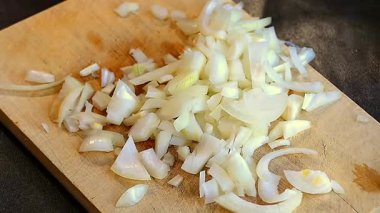 Geleneksel yemekleri hazırlamak, soğan doğramak ya da dilimlemek bıçak, yavaş çekim