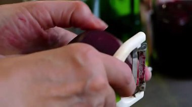 Çorba için kırmızı pancar temizliyorum..