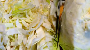 Çorba için taze lahana kesiyorum..