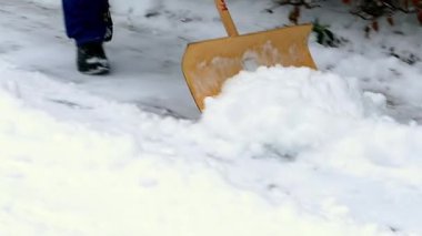 Bir adam yoldan kar temizliyor..