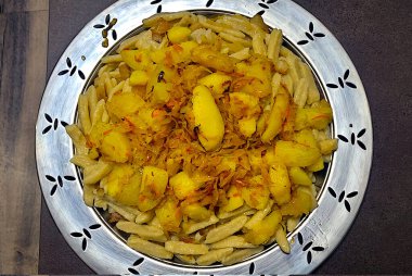 Tabakta patates ve patates kızartması