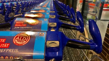 Bad Wildungen, Almanya, Avrupa 25. 01, 2026: Alışveriş arabalı süpermarket arabası