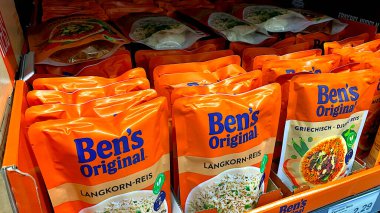 Bad Wildungen, Almanya, Avrupa 25. 01, 2026: markette bir sürü taze ve taze yiyecek var..