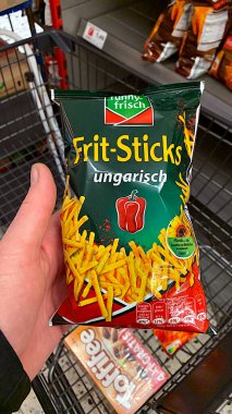 Bad Wildungen, Almanya, Avrupa 31. 01, 2026: Bir sürü farklı yemek çeşidi taşıyan bir adam.