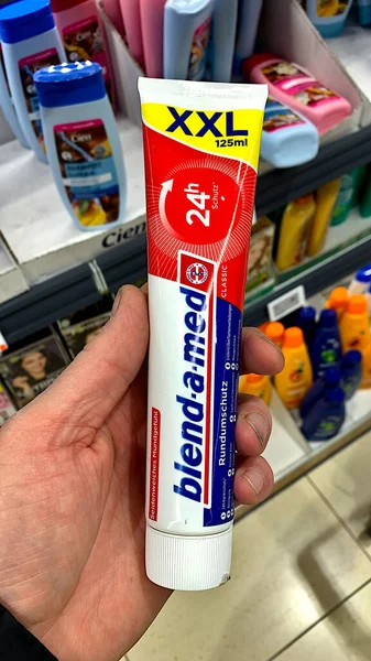 Bad Wildungen, Almanya, Avrupa 31. 01, 2026: Tezgahtaki diş bakım ürünleri.