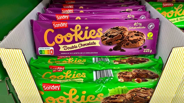 Bad Wildungen, Almanya, Avrupa 31. 01, 2026: Tezgahın üzerinde çikolata paketleri.