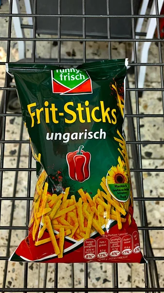 Bad Wildungen, Almanya, Avrupa 31. 01, 2026: Tezgahta paketlenmiş çipler.