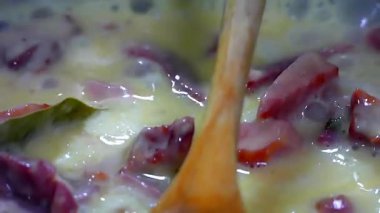 Lezzetli bir kremalı güvecin yakın plan görüntüsü. İçinde muhtemelen yumuşak yiyecekler var.