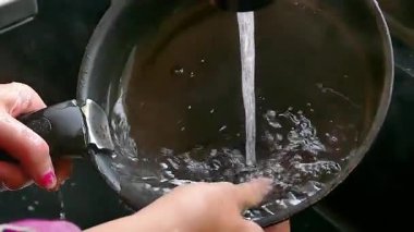 Kız tavayı yıkıyor..