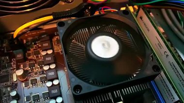 Bad Wildungen, Almanya, Avrupa 9. 02, 2026: Bilgisayar işlemcisi iş başında soğuyor.