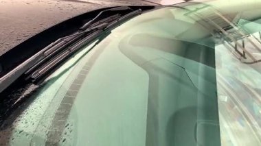 Arabanın silecekleri hareket ediyor..