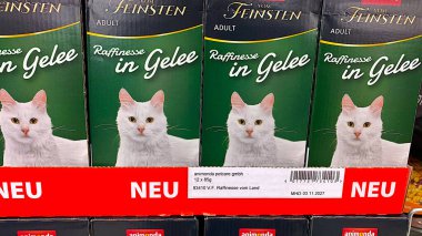 Bad Wildungen, Almanya, Avrupa 13. 02, 2026: Süpermarkttaki kedi maması