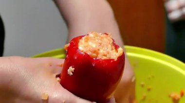 Kırmızı biberleri kıyma ile dolduruyorum..