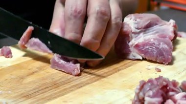 Eti küçük parçalara ayırın..