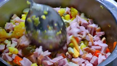 Salata malzemelerini tencerede karıştırıyorum..