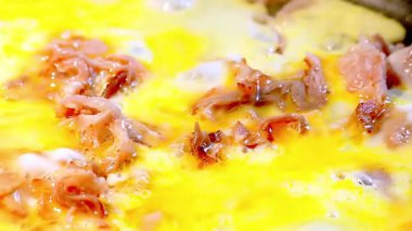 Yumurtalar yakın planda pastırmayla kızartılır..