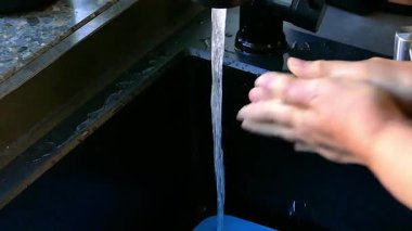Ellerini yıka. Temizlikçi Eller. Hijyen. Slow Motion Video Görüntüsü Yüksek Kaliteli 4k görüntü