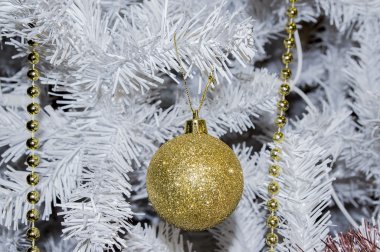 Topları beyaz Noel ağacı üzerinde.