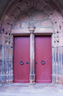 eski kırmızı kapı