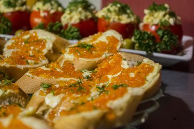 Kırmızı havyarlı sandviçler.