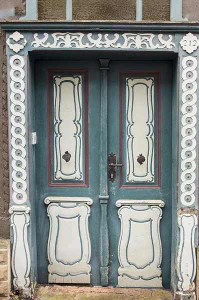 Винтажная красная дверь . — стоковое фото
