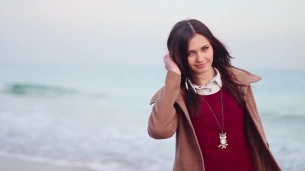 Beautifull girl on the beach — Stock Video