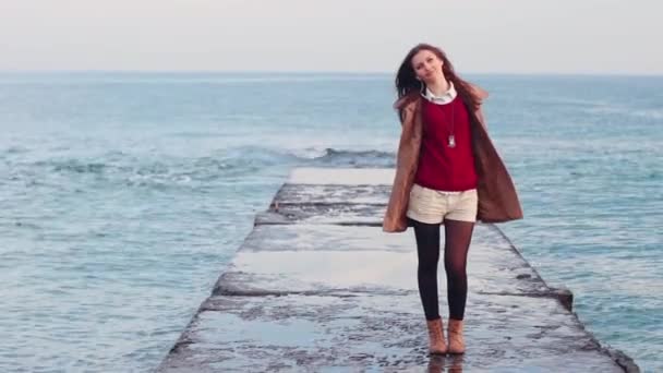 Beautifull girl on the beach — Stock Video