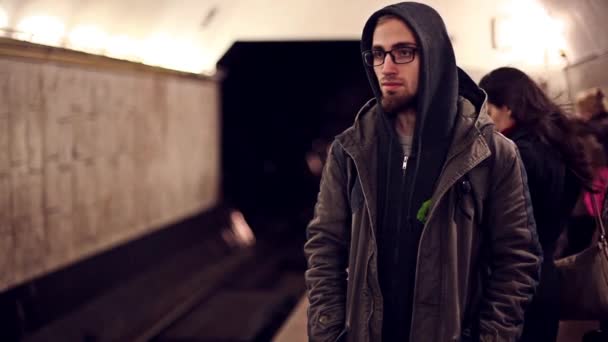 El tipo está esperando un tren en una estación de metro. — Vídeos de Stock