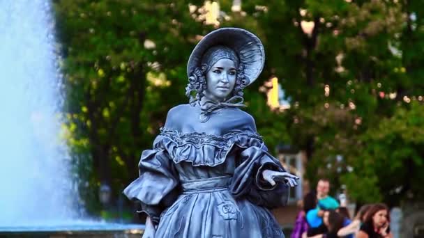 Live statue of a woman in an old dress at the fountain — Stock Video