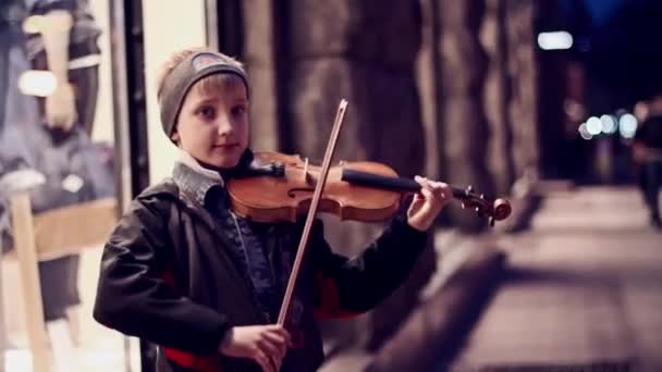 Ukrayna, Kiev Eylül 2017 Küçük çocuk keman çalıyor — Stok video
