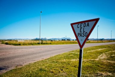 Yol kenarında ispanyolca bir işaret var. 