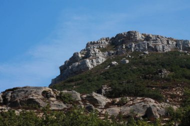 Montes verdes de Cantabria con cielos azules.