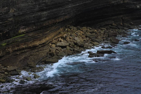 Olas Estrellándose Contra Las Rocas Con Mar Agitado —  Fotos de Stock