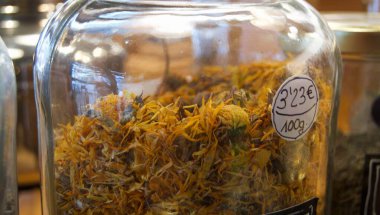 Toptan ürün mağazası. Toptan tahıl ve tahıl. Cam kavanozlarda baharatlar ve kurutulmuş meyveler. Ekolojik dükkan ve sıfır atık.