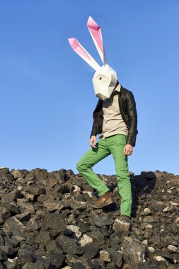 tavşan maskeli insan