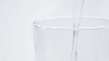 Bir bardak içine su dökmek