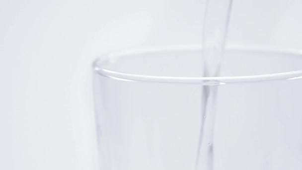 Воду налить в стакан — стоковое видео