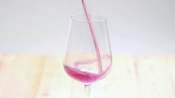 Vino versano in un bicchiere da vino — Video Stock