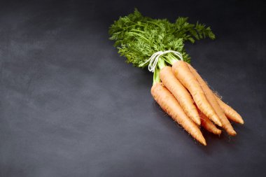 Taze havuç tahtaya demet
