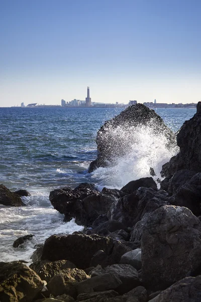 Las olas del mar chocan contra las rocas —  Fotos de Stock