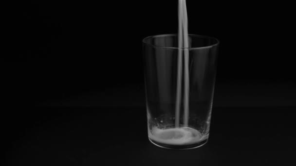 Verser le lait dans un bocal en verre 