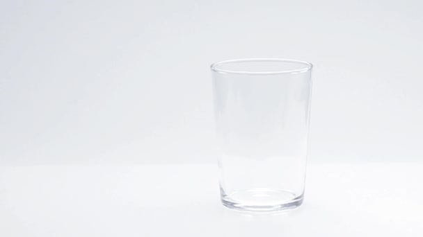 L'eau verser dans un verre 