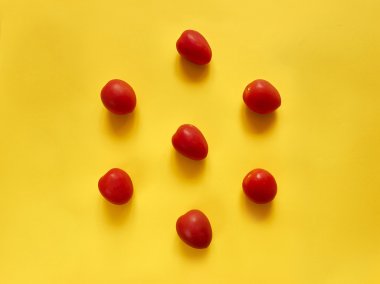 Sarı arka plan domates