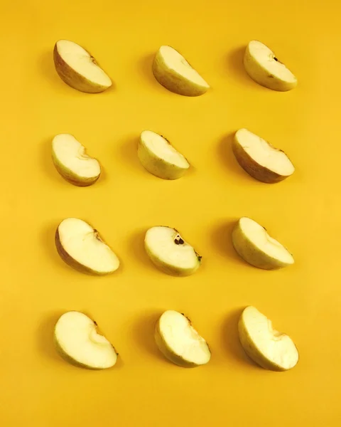 Äpple skivor på gul bakgrund — Stockfoto
