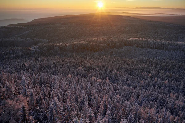 Montanhas de inverno nascer do sol — Fotografia de Stock