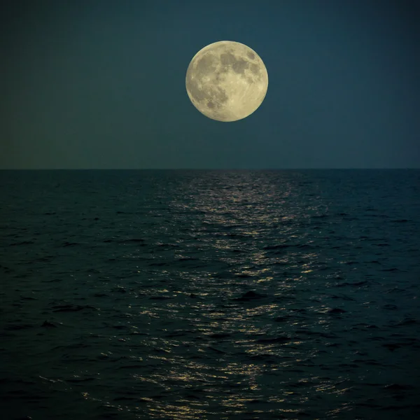 Super luna piena sotto il mare — Foto Stock