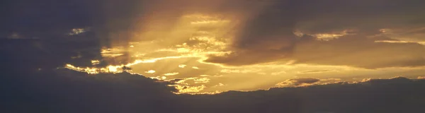 Wolkenverhangener Abendhimmel — Stockfoto
